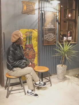 「カフェ巡り」｜「アイテム（ライダースジャケット）」を使った、ななちょびさん（レディース・153cm）の冬コーディネート