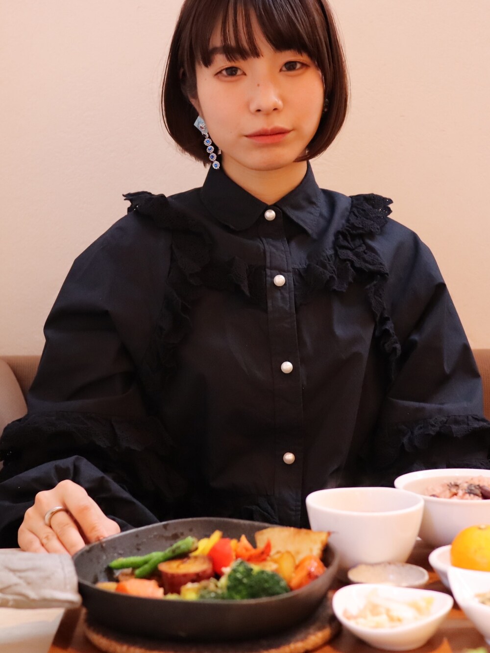 「little sunny bite、京都、ワンピース、フリル、ブラックコーデ、ブラック、シャツワンピ、ピアス」｜「Little sunny biteのLittleSunnyBite/リトルサニーバイト/Bomber LacyDress（ワンピース、ブラック系）」を使った、しるこさん（レディース・162cm）の冬コーディネートの1枚目の写真