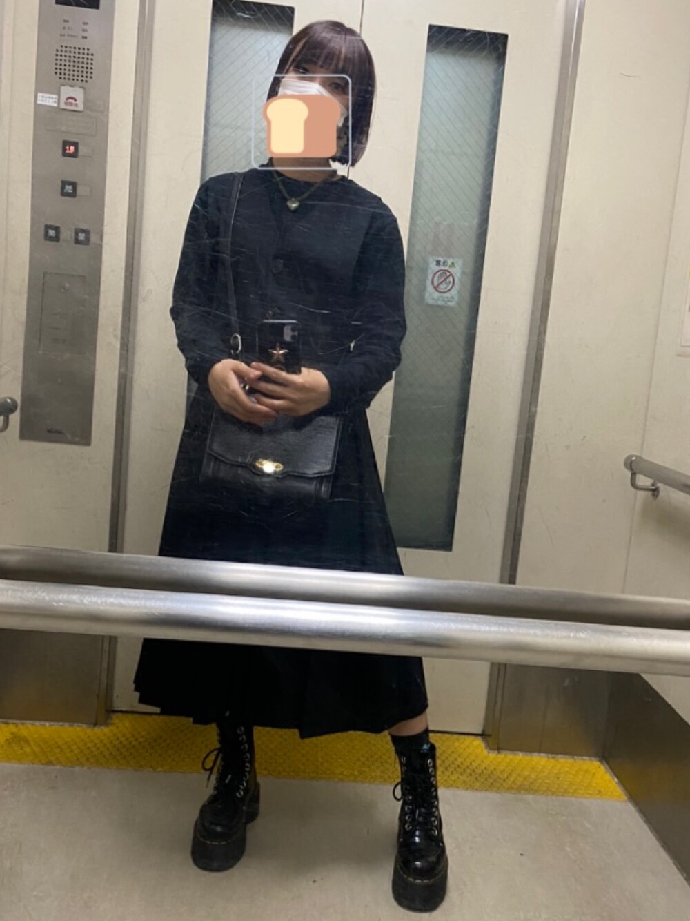 「これが私をアゲる服、カジュアルコーデ、休日コーデ、ワンピース、オールブラック、オールブラックコーデ、ブラック、Dr.Martens、厚底シューズ、エレベーター」｜「POET MEETS DUBWISEの【POET MEETS DUBWISE】 LOGO L/S T-Shirt（Tシャツ/カットソー、ブラック系）」を使った、しるこさん（レディース・162cm）の春コーディネートの1枚目の写真