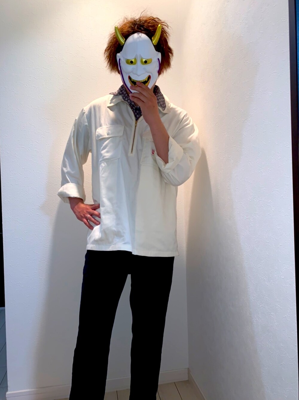 ベージュ系のシャツ/ブラウス、グレー系のTシャツ/カットソー、ブラック系のデニムパンツを着用したメンズの春コーディネートの1枚目の写真