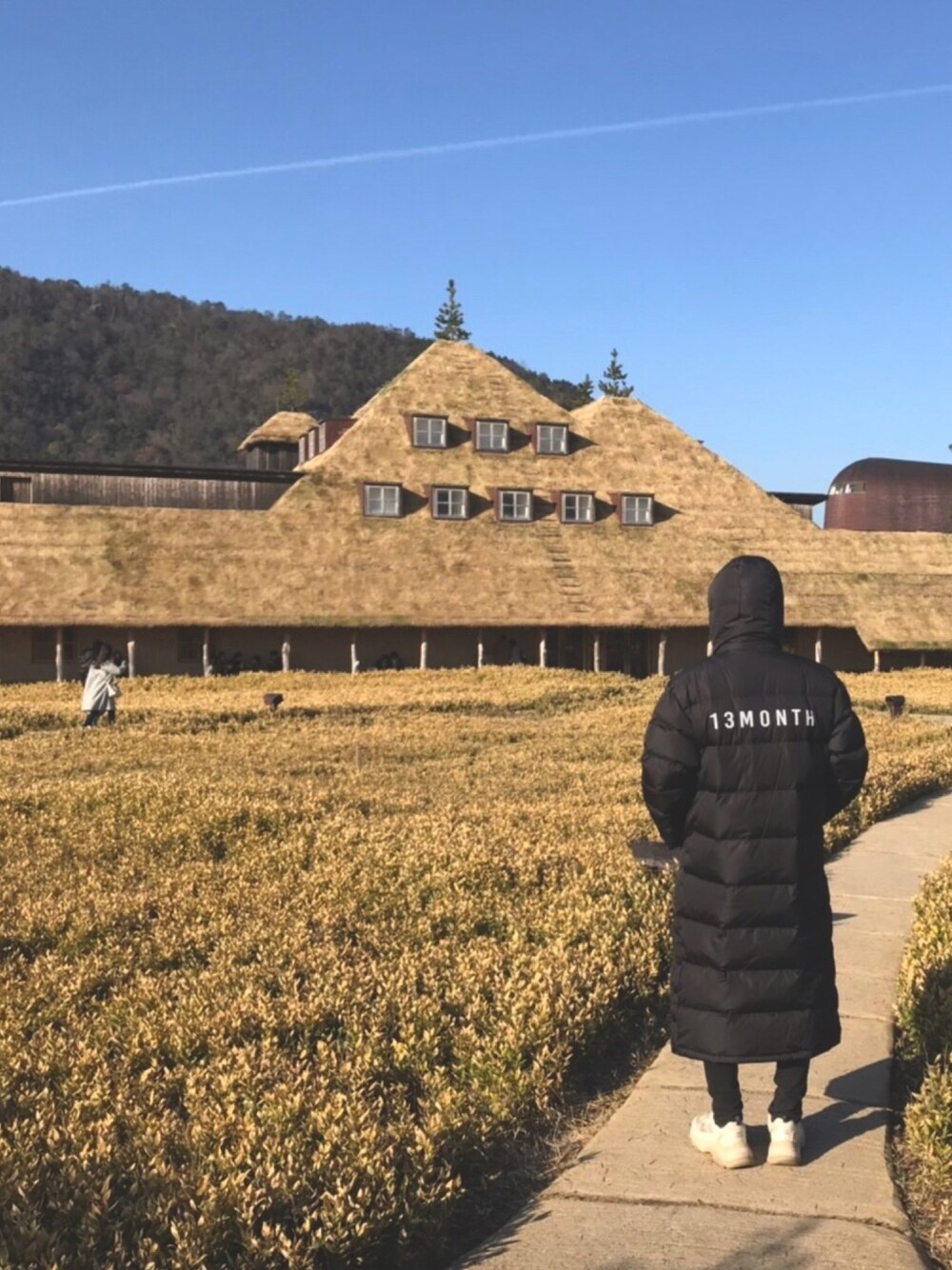 「ストリート、黒、ダッドスニーカー、韓国ファッション」｜「13MONTHのアイテム（ジャケット/アウター、ブラック系）」を使った、mnmtomoさん（メンズ・181cm）の春コーディネートの1枚目の写真