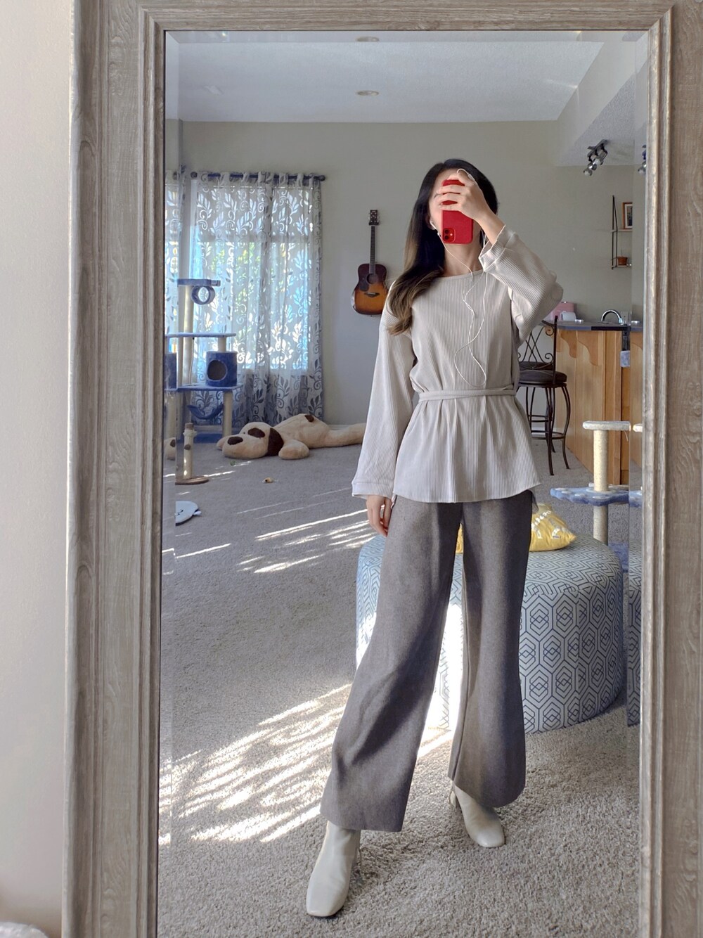 ベージュ系のブーツ、ベージュ系のスラックスを着用したレディースの秋コーディネートの1枚目の写真