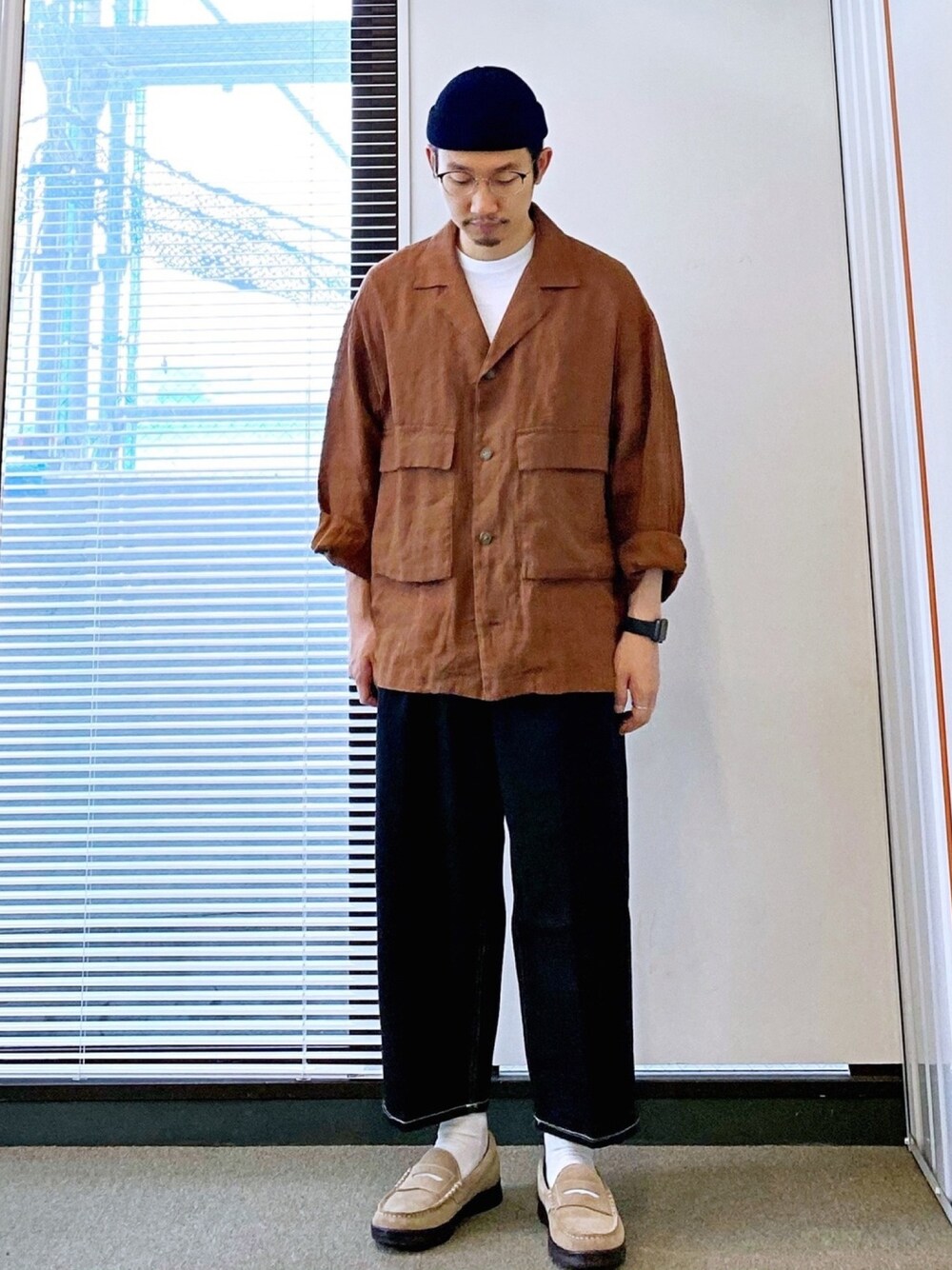 ブラウン系のテーラードジャケット、ブラック系のデニムパンツ、ベージュ系のローファーを着用したメンズの夏コーディネートの1枚目の写真