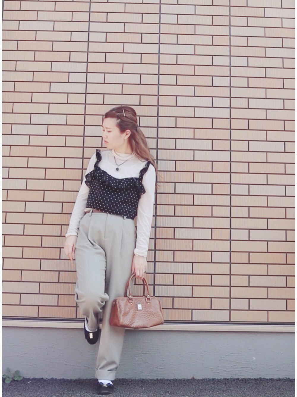 「大人カジュアル、春夏コーデ、今日のコーデ、休日コーデ、ビスチェ、きれいめカジュアル、シアートップス、KOE、ドット、パンツスタイル」｜「GUのアイテム（Tシャツ/カットソー、ベージュ系）」を使った、rinpipipiさん（レディース・156cm）の春コーディネートの1枚目の写真