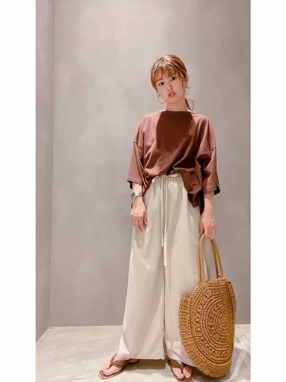 「カジュアルコーデ、ワイドパンツ、ラクチンコーデ、シンプルコーデ、夏コーデ、春夏コーデ、お洒落さんとつながりたい、オトナ女子、Tシャツ、休日スタイル」｜「koeのボリュームTシャツ＊（Tシャツ/カットソー、ブラウン系）」を使った、rinpipipiさん（レディース・156cm）の夏コーディネートの1枚目の写真