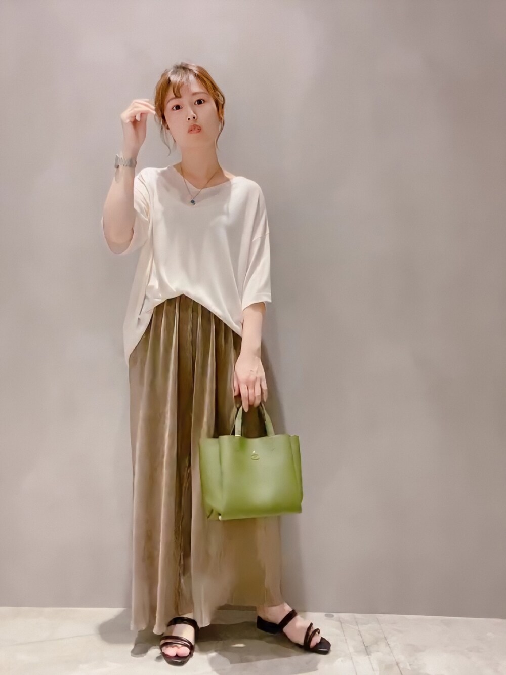 「ラクチンコーデ、パンツスタイル、休日コーデ、オトナ女子、オトナカジュアル、シンプル、夏コーデ、きれいめカジュアル、くすみカラー、カジュアル」｜「koeのレーヨンVネック半袖ニットプルオーバー＊（ニット/セーター、イエロー系）」を使った、rinpipipiさん（レディース・156cm）の夏コーディネートの1枚目の写真