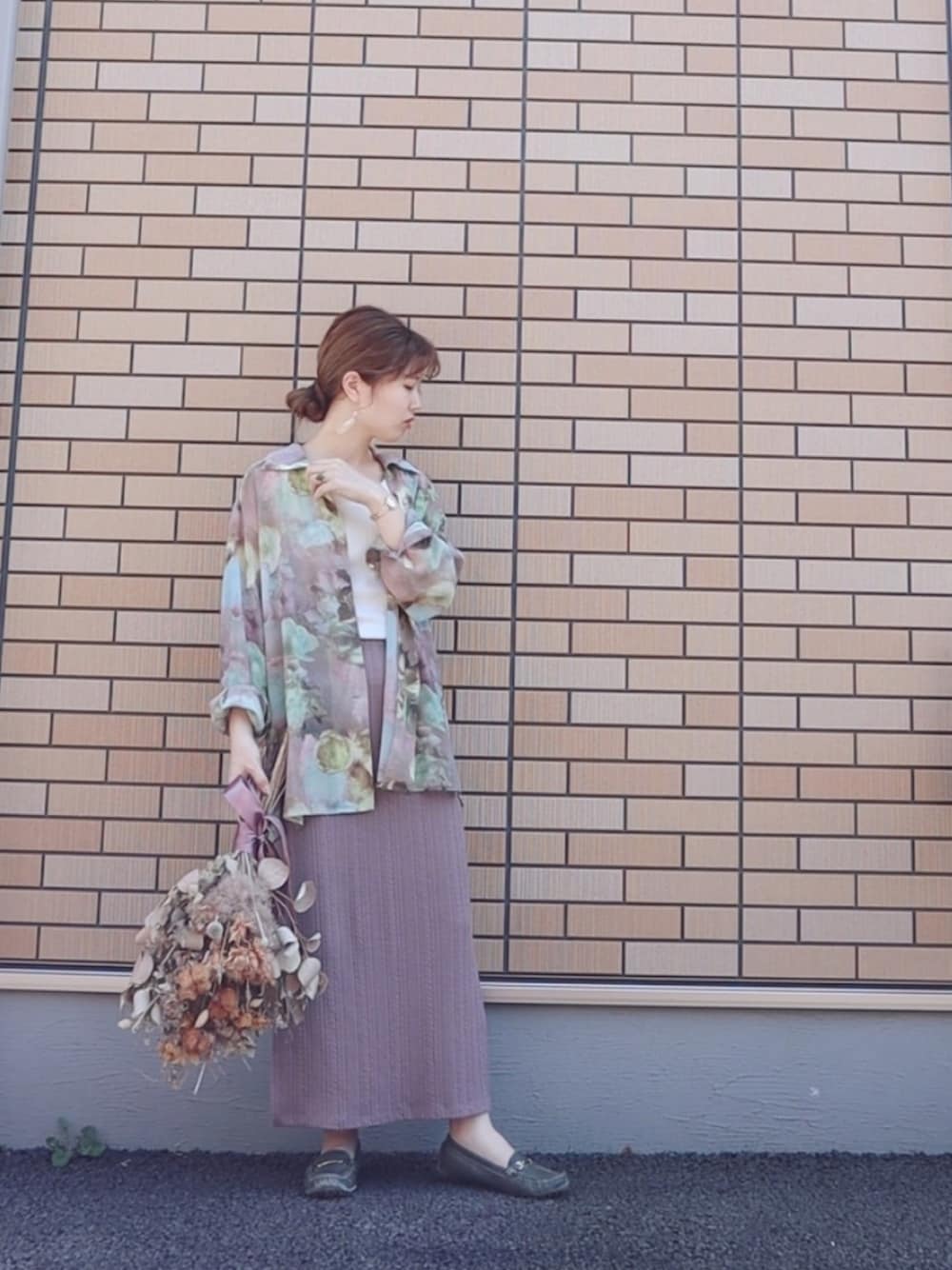 「オトナ女子、シャツスタイル、シャツ、キレイめ、タイトスカート、スリットスカート、スカート、くすみカラー、ワントーンコーデ、古着MIX」｜「koeのアイテム（スカート、ピンク系）」を使った、rinpipipiさん（レディース・156cm）の春コーディネートの1枚目の写真