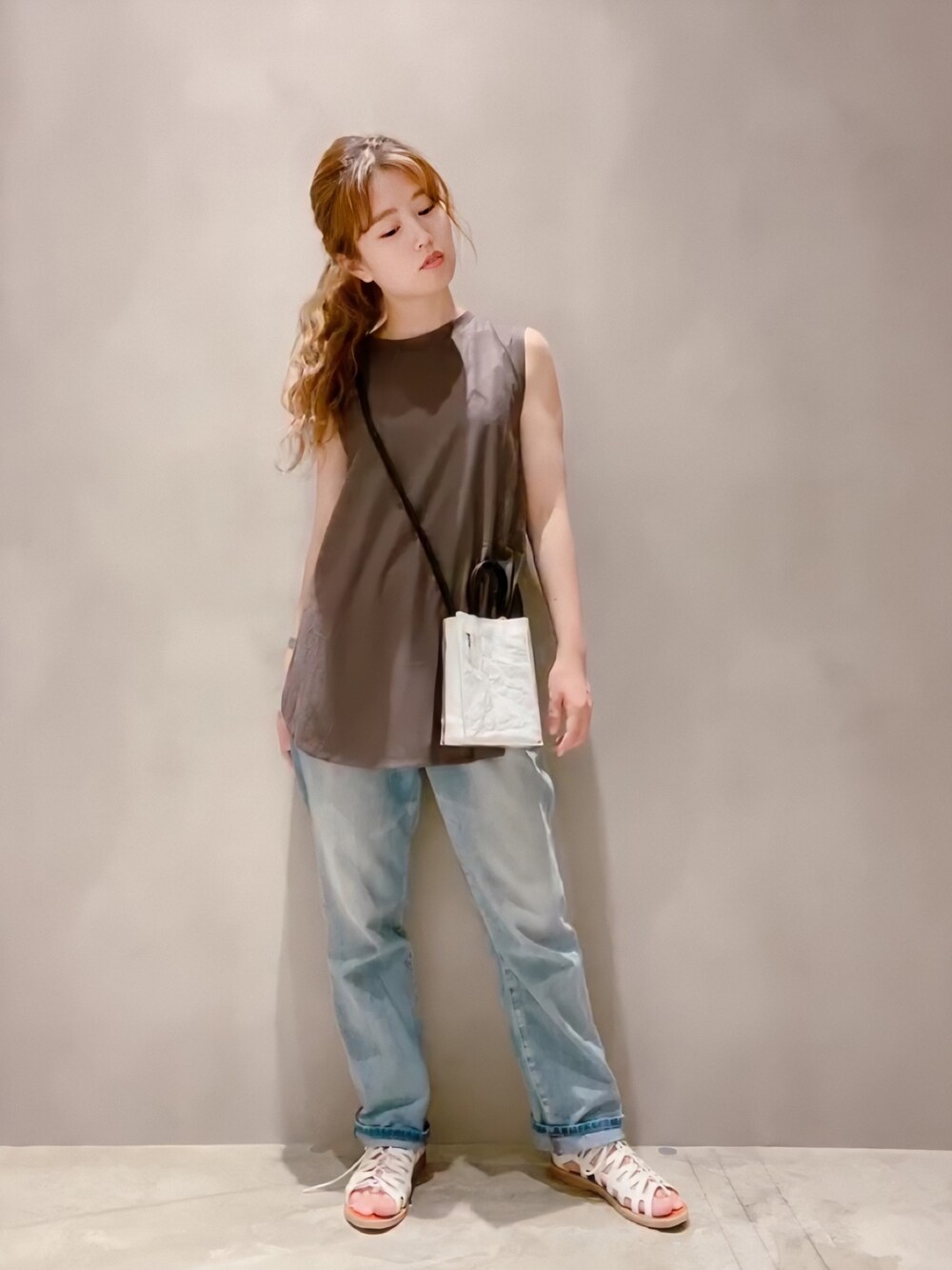 「カジュアル、大人コーデ、夏、ラフ、おしゃれさんと繋がりたい、サンダル、デニムパンツ、くすみカラー、ナチュラル、タンクトップ」｜「koeのkoeトートS＊（トートバッグ、ホワイト系）」を使った、rinpipipiさん（レディース・156cm）の夏コーディネートの1枚目の写真