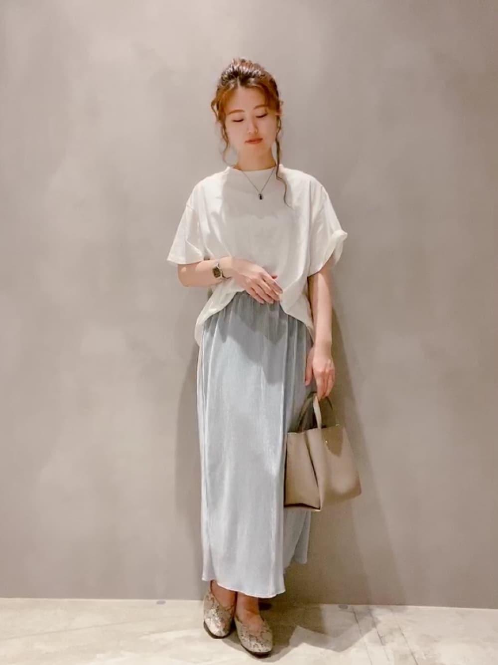「シンプル、大人カジュアル、休日スタイル、きれいめカジュアル、ロングスカート、夏だ！Tシャツ着よう！、ラクチンコーデ、プリーツスカート、水色、バックスリット」｜「koeのバックスリットTシャツ＊（Tシャツ/カットソー、ホワイト系）」を使った、rinpipipiさん（レディース・156cm）の夏コーディネートの1枚目の写真