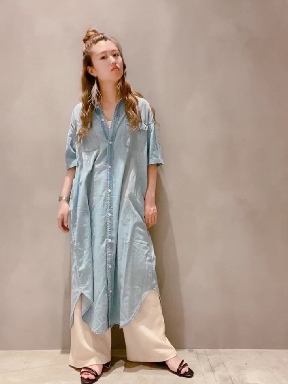 「レイヤードスタイル、楽チンコーデ、パンツスタイル、カジュアルコーデ、サンダルコーデ、シャツ、ナチュラル、今日のコーデ、WEARセンバツ、スタッフセンバツ」｜「koeの半袖デニムシャツワンピース＊（ワンピース、ブルー系）」を使った、rinpipipiさん（レディース・156cm）の夏コーディネートの1枚目の写真