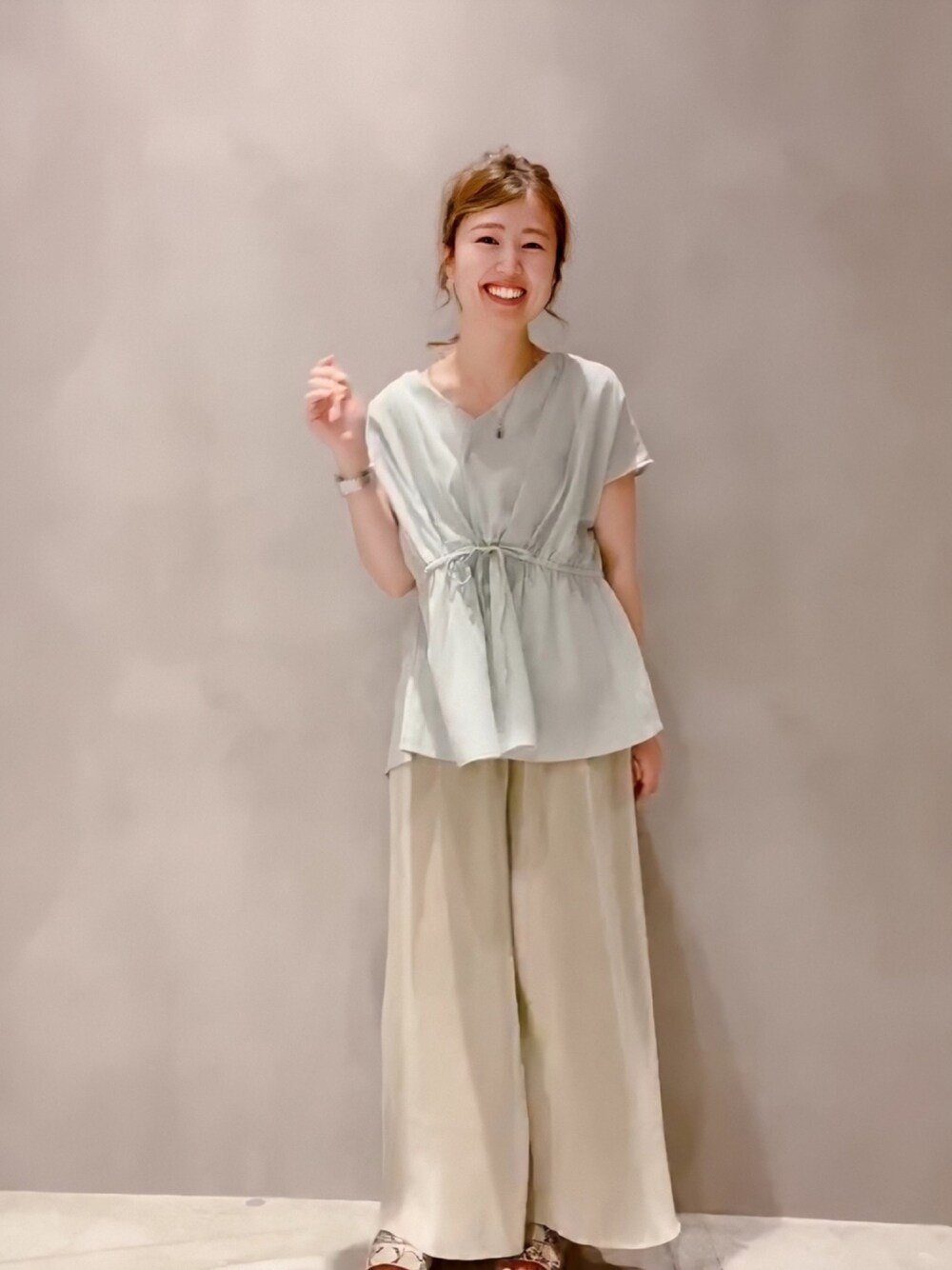 「スタッフセンバツ、シャツ好き集まれ、シャツスタイル、カジュアルコーデ、キレイめ、休日スタイル、夏コーデ、デート、summer、WEARセンバツ」｜「koeのフレンチスリーブVネックドロストブラウス（シャツ/ブラウス、グリーン系）」を使った、rinpipipiさん（レディース・156cm）の夏コーディネートの1枚目の写真