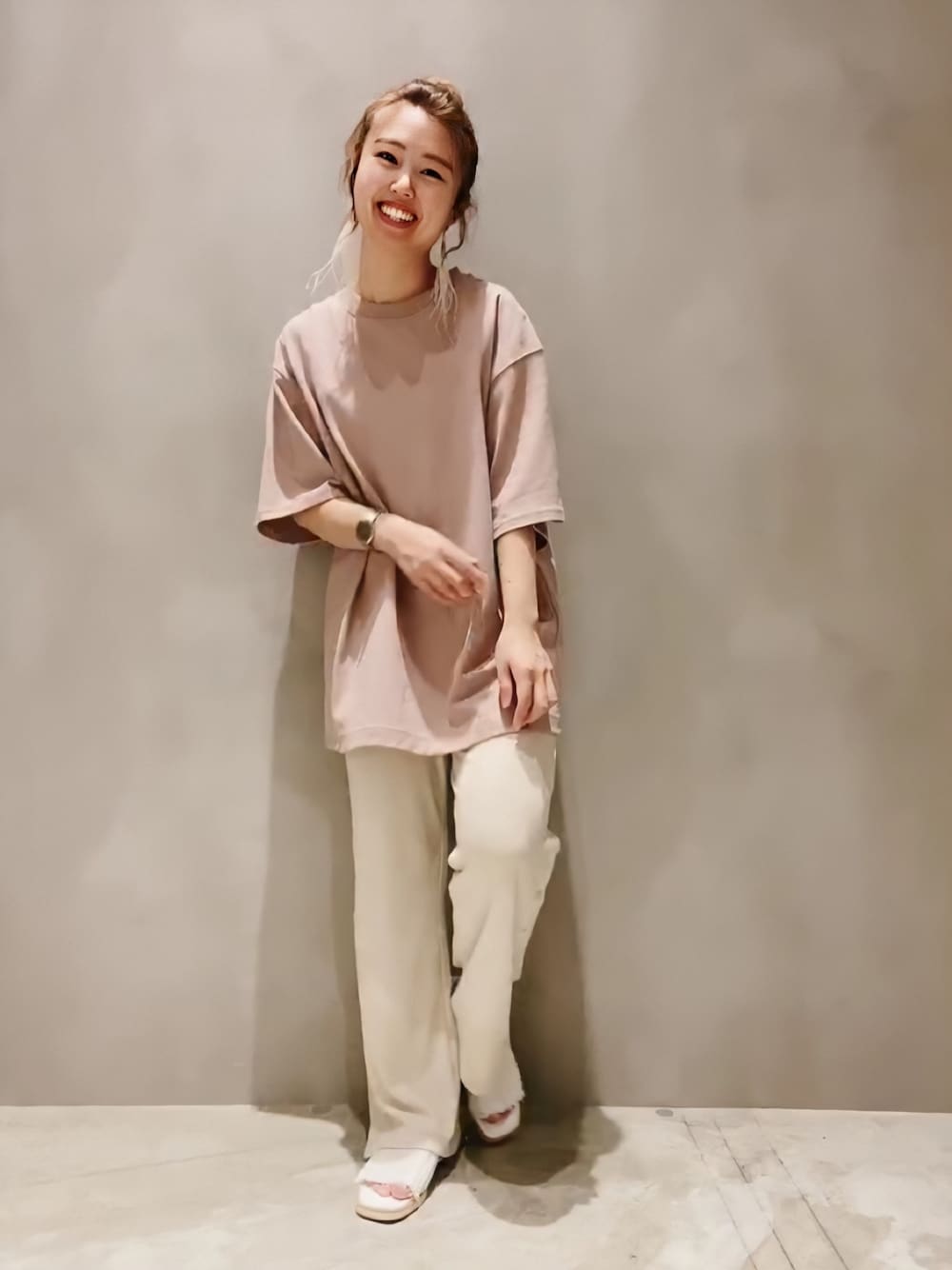「ラクチンコーデ、休日スタイル、オーバーサイズ、リラックススタイル、ラフ、スタッフセンバツ、WEARセンバツ、おしゃれさんと繋がりたい、ピンク、ワントーンコーデ」｜「koeの【UNISEX対応】ヘビーウェイトコットンTEE(S)＊★（Tシャツ/カットソー、ピンク系）」を使った、rinpipipiさん（レディース・156cm）の夏コーディネートの1枚目の写真