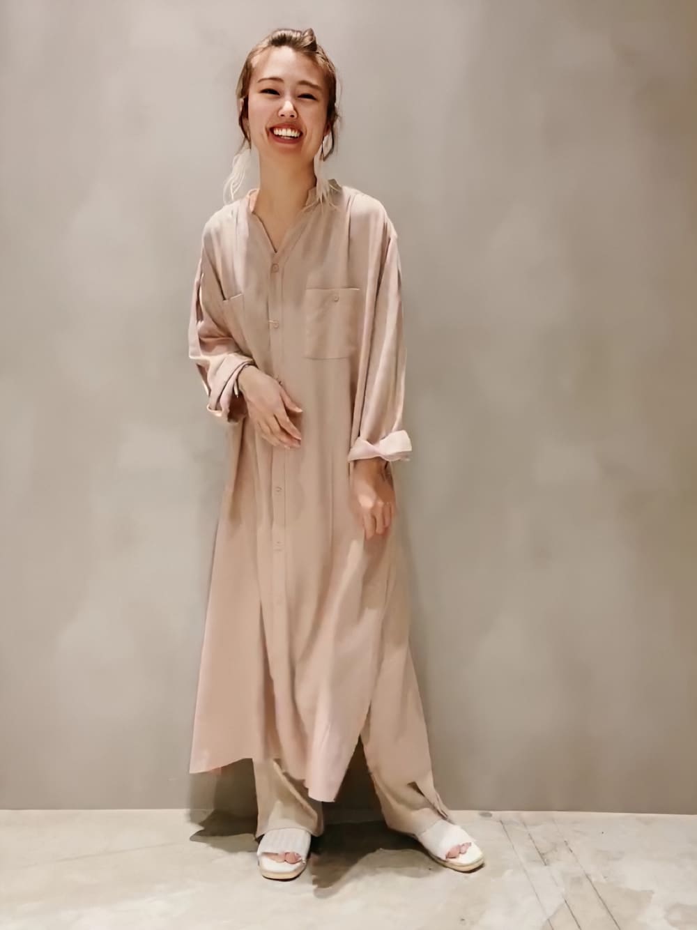 「シャツ好き集まれ、シンプルコーデ、大人女子、カジュアル、キレイめ、オーバーサイズ、シャツスタイル、淡色コーデ、ロングワンピース、ラフコーデ」｜「koeのアイテム（シャツワンピース、ホワイト系）」を使った、rinpipipiさん（レディース・156cm）の夏コーディネートの1枚目の写真