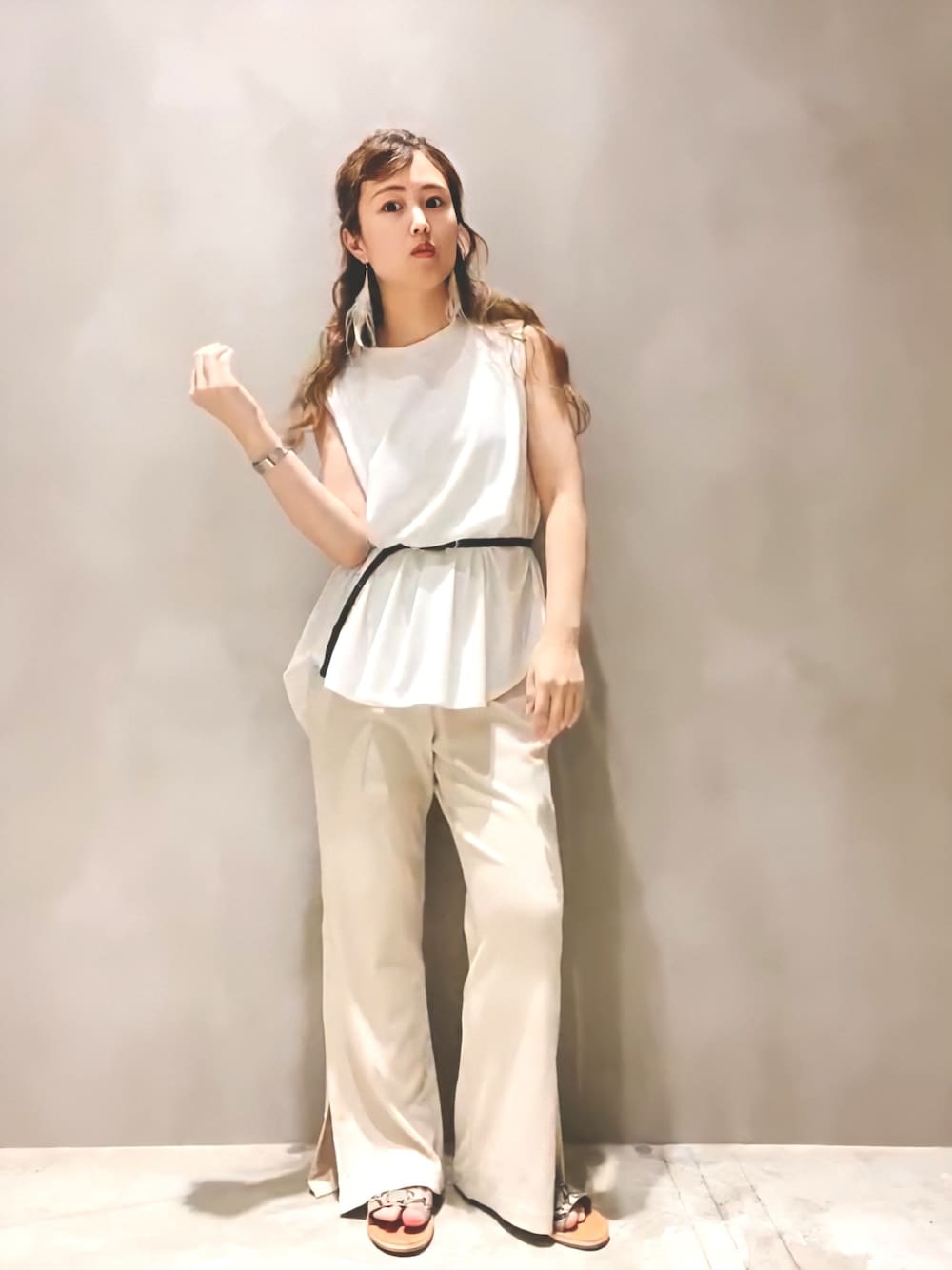 「夏、オトナ女子、オールホワイト、お洒落さんとつながりたい、プチプラコーデ、大人カジュアル、ラフ、休日スタイル、ホワイトコーデ、着回しコーデ」｜「koeの裾ラウンドノースリーブチュニック＊（Tシャツ/カットソー、ホワイト系）」を使った、rinpipipiさん（レディース・156cm）の夏コーディネートの1枚目の写真
