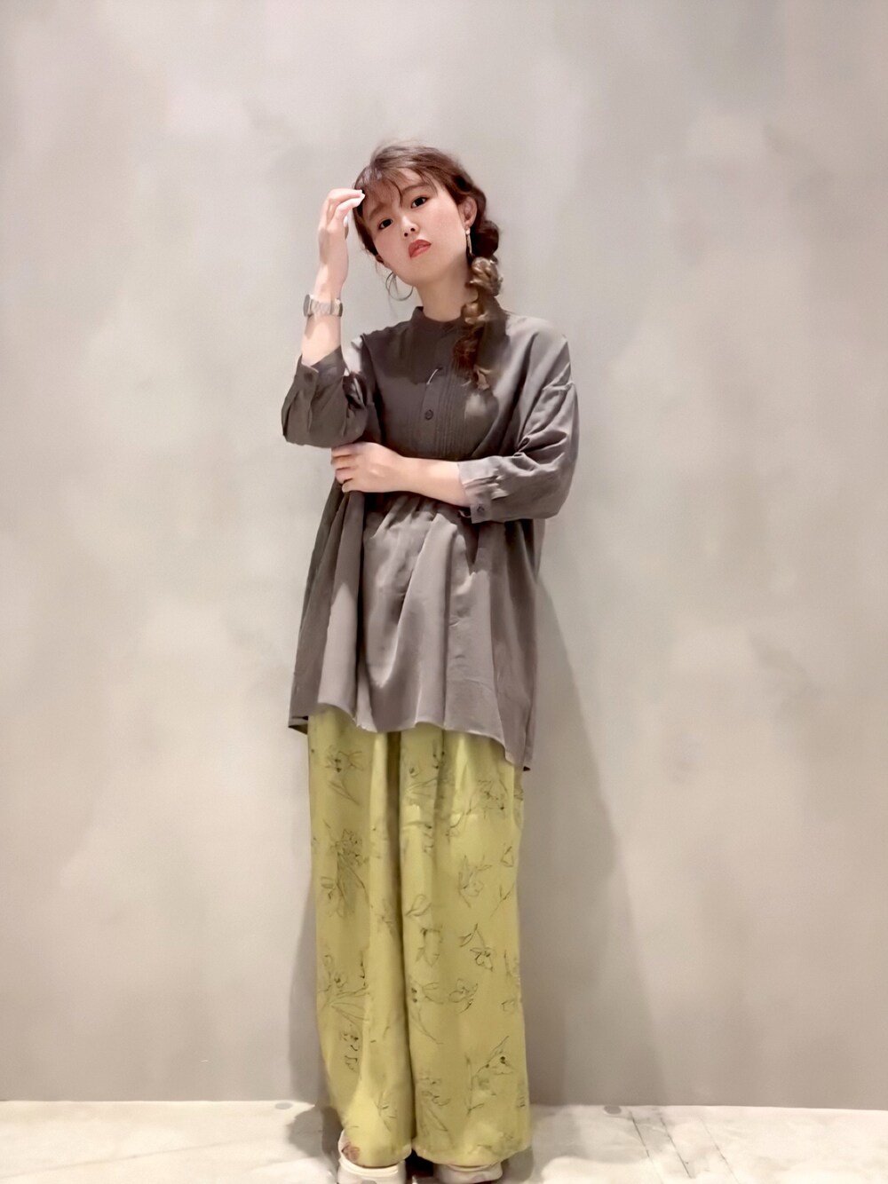 「ラフ、リラックススタイル、大人コーデ、大人カジュアル、シンプルコーデ、秋色、ワイドパンツ、ピンタック、花柄、ブラウス」｜「koeのピンタックブラウス＊（シャツ/ブラウス、グレー系）」を使った、rinpipipiさん（レディース・156cm）の夏コーディネートの1枚目の写真