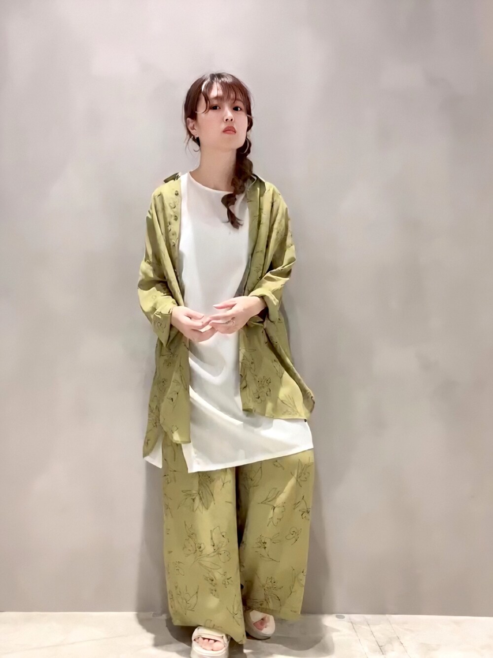 「パンツスタイル、ゆるコーデ、メンズライク、おしゃれさんと繋がりたい、カジュアル、モード、個性派、セットアップ、柄シャツ、柄パンツ」｜「koeのアイテム（チュニック、ホワイト系）」を使った、rinpipipiさん（レディース・156cm）の夏コーディネートの1枚目の写真