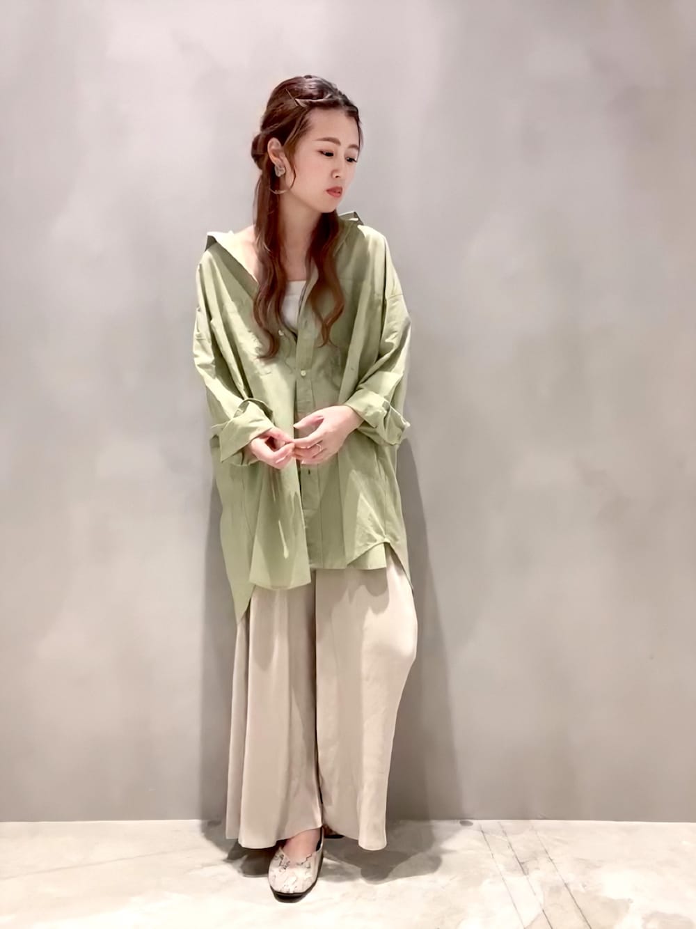 「楽チンコーデ、おしゃれさんと繋がりたい、大人コーデ、大人かわいい、キレイめ、グリーン、シンプルコーデ、シャツスタイル、プリーツパンツ、ビッグシルエット」｜「koeのオーバーサイズシャツ＊（シャツ/ブラウス、グリーン系）」を使った、rinpipipiさん（レディース・156cm）の夏コーディネートの1枚目の写真