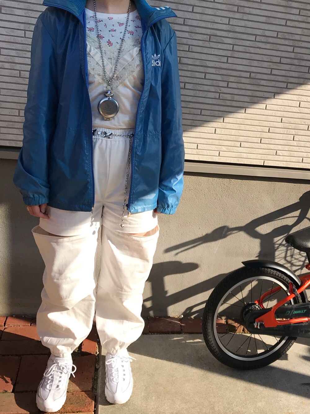 「チェーンベルト、蝶々、バタフライ、古着、adidas」｜「adidasのアイテム（ジャケット/アウター、ブルー系）」を使った、華捺さん（レディース・160cm）の春コーディネートの1枚目の写真
