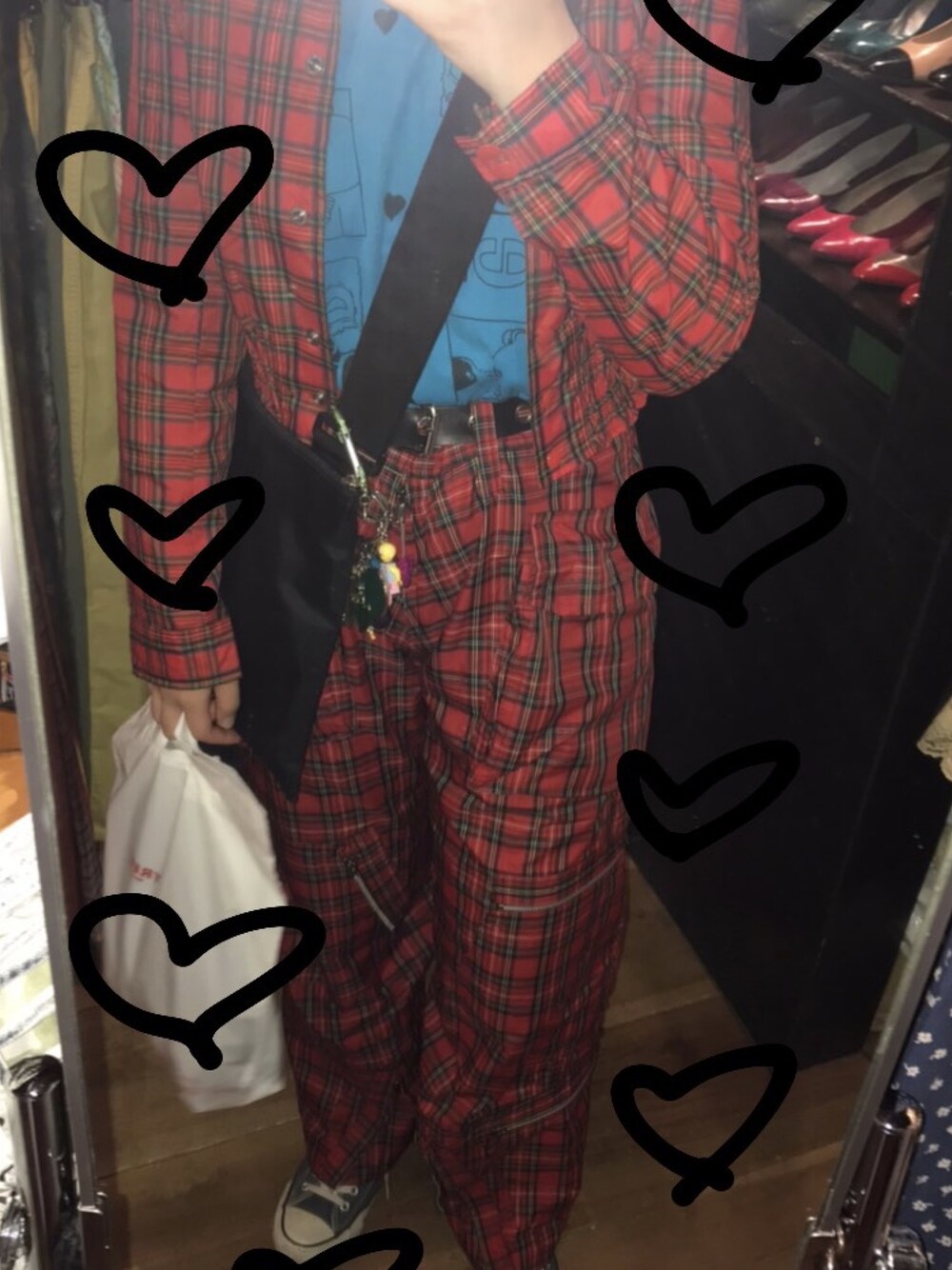 「セットアップ風、赤チェック、チェック、古着、MILKBOY、stussy、 重ね着、春夏コーデ、converse」｜「MILKBOYのアイテム（その他パンツ、レッド系）」を使った、華捺さん（レディース・160cm）の夏コーディネートの1枚目の写真