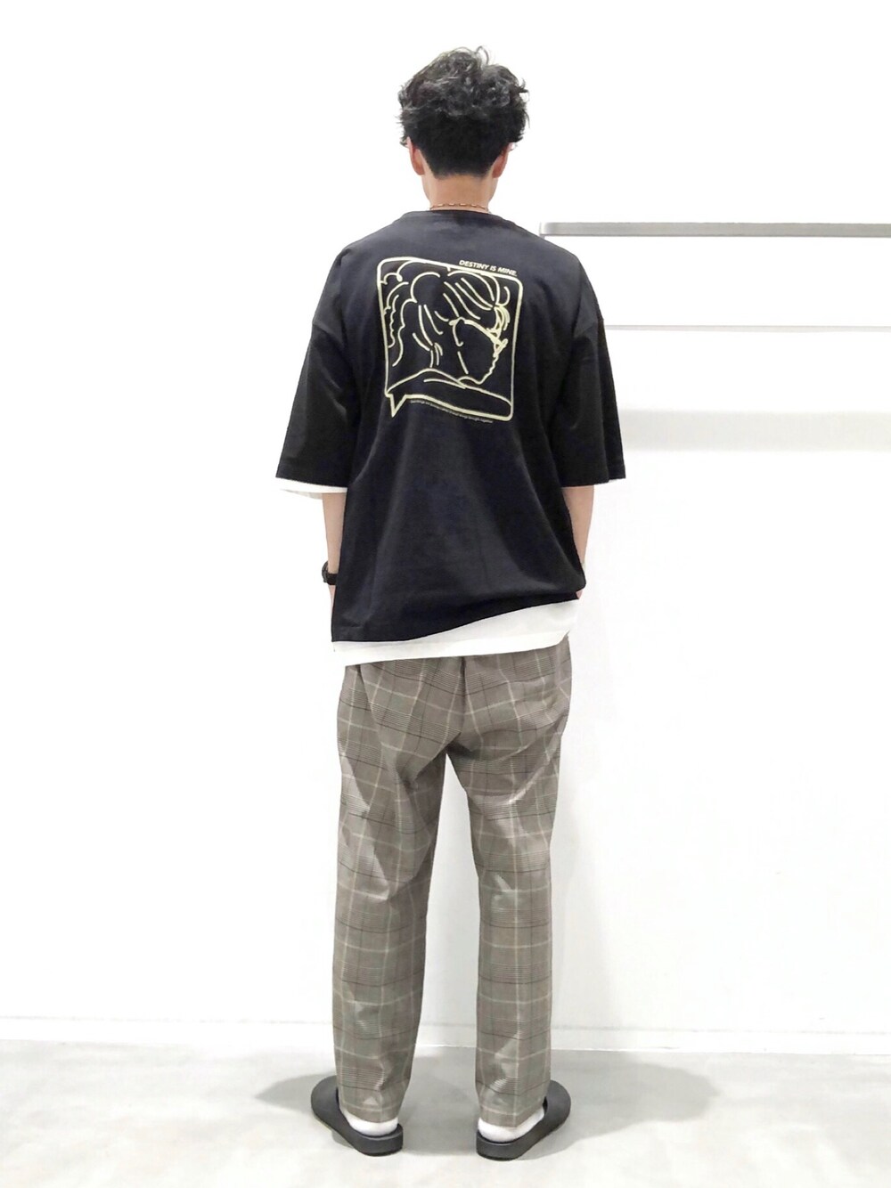 「ロゴT、夏、シンプル、カジュアルコーデ、夏のセールで買いました、柄パンツ、ビッグシルエット、レイヤードスタイル、白、ブラック」｜「LAKOLEのガールイラストTシャツ / LAKOLE（Tシャツ/カットソー、ブラック系）」を使った、KYOさん（メンズ・180cm）の夏コーディネートの1枚目の写真