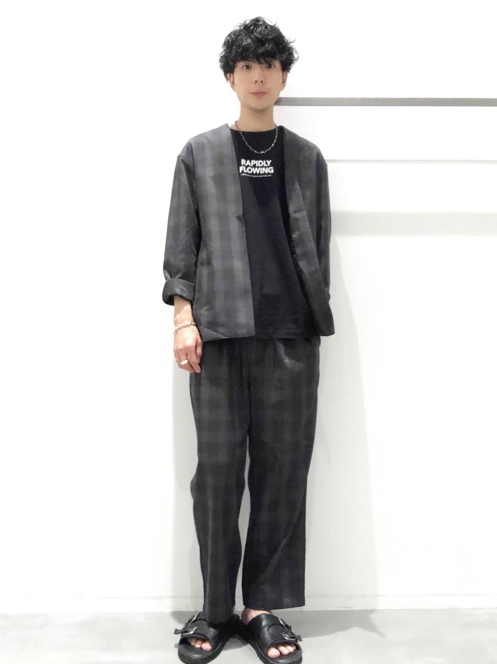 「カジュアルコーデ、セットアップ、ジャケット、ワイドパンツ、シルバーアクセサリー、チェック、モード、ブチプラ、きれいめカジュアル」｜「LAKOLEのTRトッパージャケット / LAKOLE（ノーカラージャケット、グレー系）」を使った、KYOさん（メンズ・180cm）の夏コーディネートの1枚目の写真
