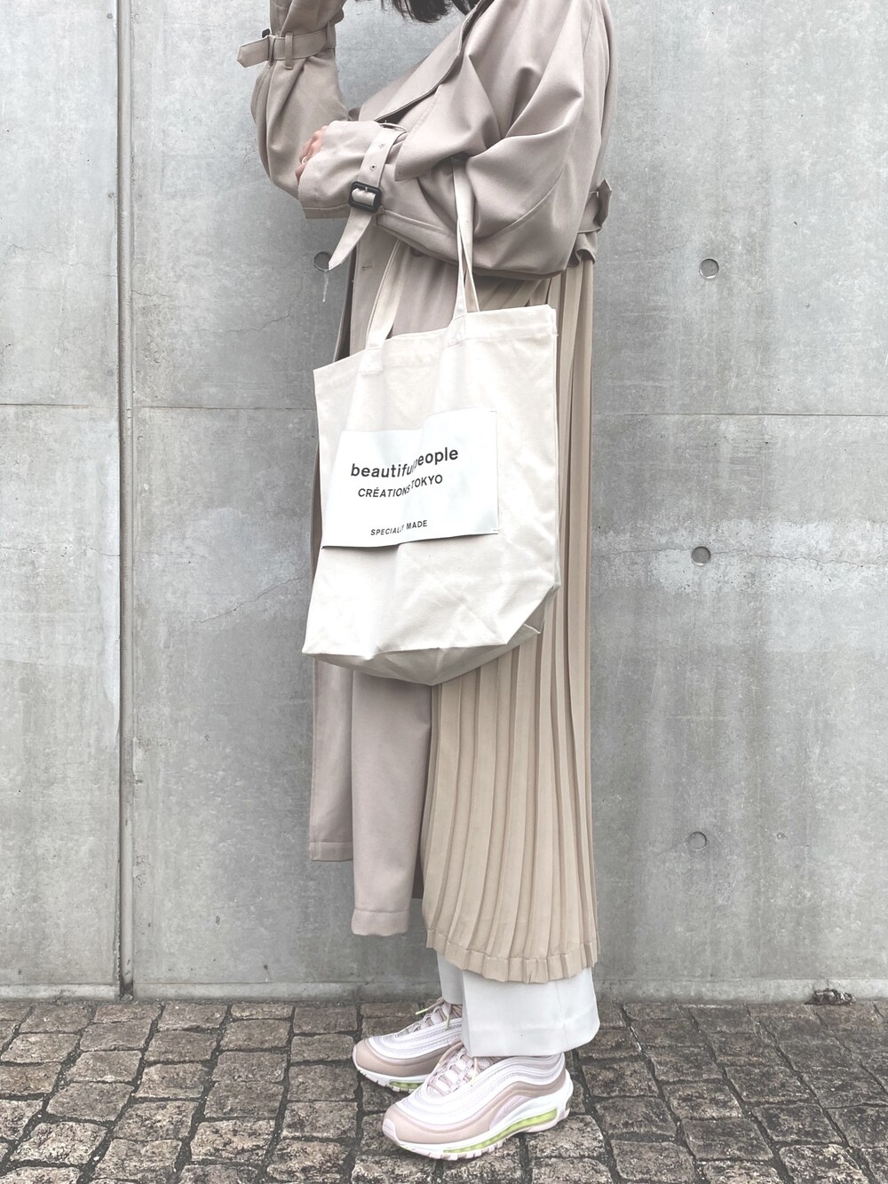 「春、オトナ女子、カジュアル、パンツスタイル、オトナカジュアル、シンプル、プチプラコーデ、くすみカラー、ベージュコーデ、トレンチコート」｜「titivateのﾊﾞｯｸﾌﾟﾘｰﾂﾄﾚﾝﾁｺｰﾄ（トレンチコート、ベージュ系）」を使った、@イエベさん（レディース・166cm）の春コーディネートの1枚目の写真
