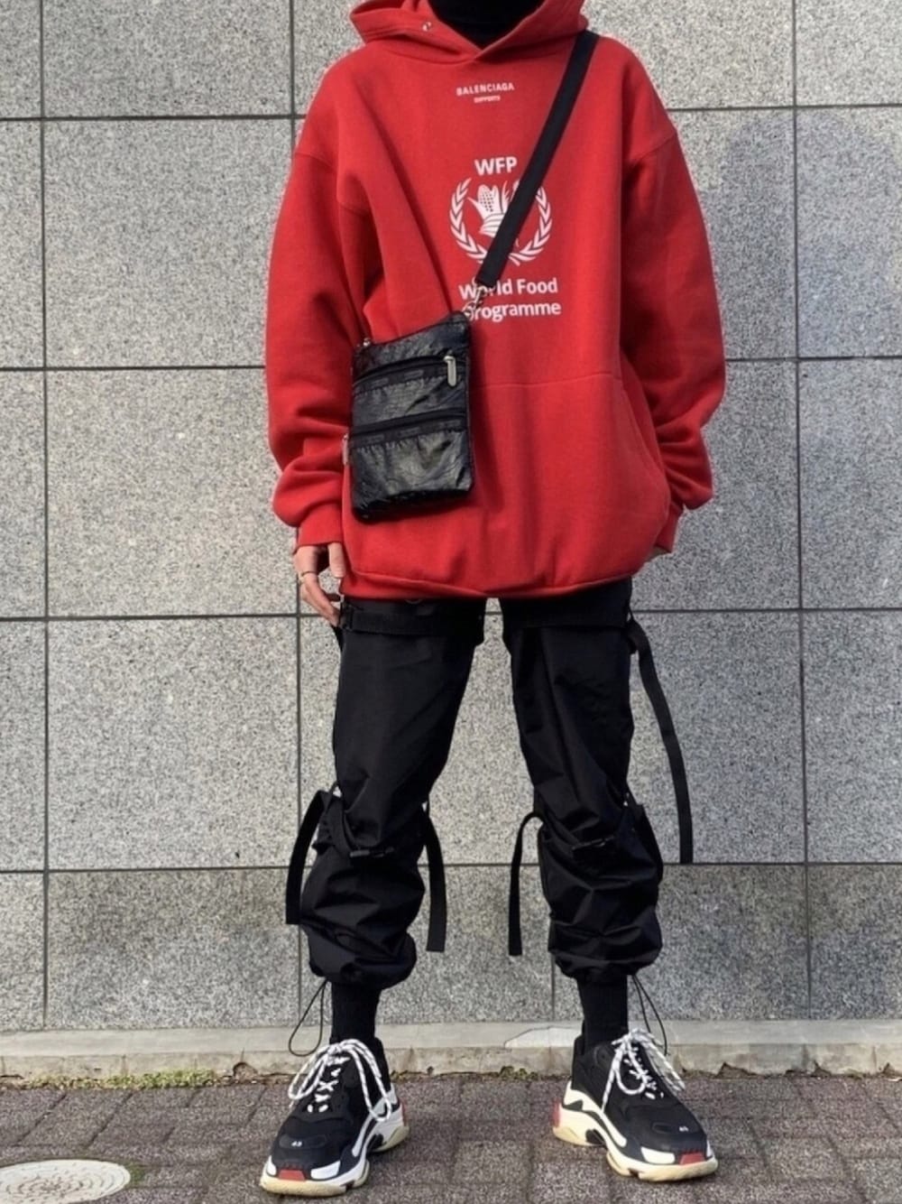 「おしゃれさんと繋がりたい、休日スタイル、スニーカー、ストリート、インスタフォローしてね！、BALENCIAGA、シンプルコーデ、韓国ファッション、いいね、save、フォローお願いします🤑、韓国好きな人と繋がりたい」｜「Trendywoobiのポケットストラップパンツ（カーゴパンツ、ブラック系）」を使った、アツシさん（メンズ・176cm）の冬コーディネートの1枚目の写真