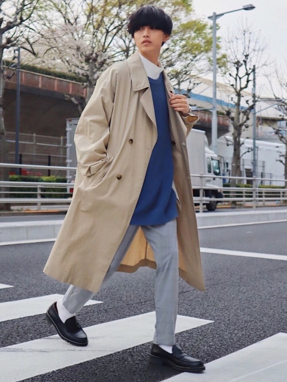 「オーバーサイズ、トレンチコート、ニットベスト、HARE、RAGEBLUE、Dr.Martens、ベージュ、ベージュコーデ、時計、腕時計」｜「RAGEBLUEのビッグシルエットトレンチコート/866857（トレンチコート、ベージュ系）」を使った、中岡 圭さん（メンズ・168cm）の春コーディネートの1枚目の写真