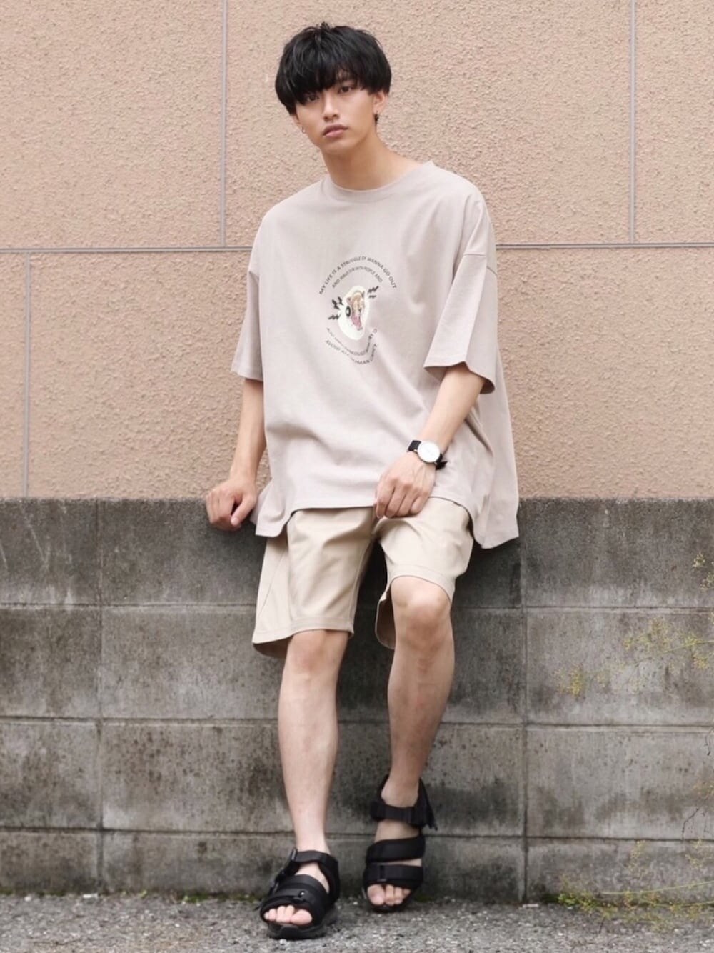 「ビッグシルエット、夏だ！Tシャツ着よう！、ストリート、ハーフパンツ、リラックススタイル、ワントーンコーデ、夏コーデ、スポーツミックス、スポーツサンダル、ベージュ」｜「FREAK'S STOREのシェフショーツ/CHEF SHORTS/シェフパンツ/CHEF PANTS/イル/バンダナ/ペイズリー/カモフラージ/ガンクラブチェック/チェック（その他パンツ、ベージュ系）」を使った、中岡 圭さん（メンズ・168cm）の夏コーディネートの1枚目の写真