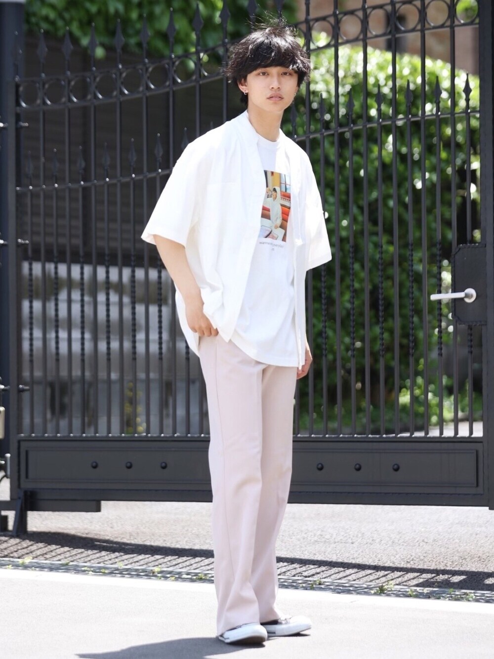 「春夏コーデ、フレアパンツ、韓国ファッション」｜「CREARE -LINO-の【2021春夏】Vネックレイヤードカラー ビックポケットとろみシャツ（シャツ/ブラウス、ホワイト系）」を使った、中岡 圭さん（メンズ・168cm）の春コーディネートの1枚目の写真