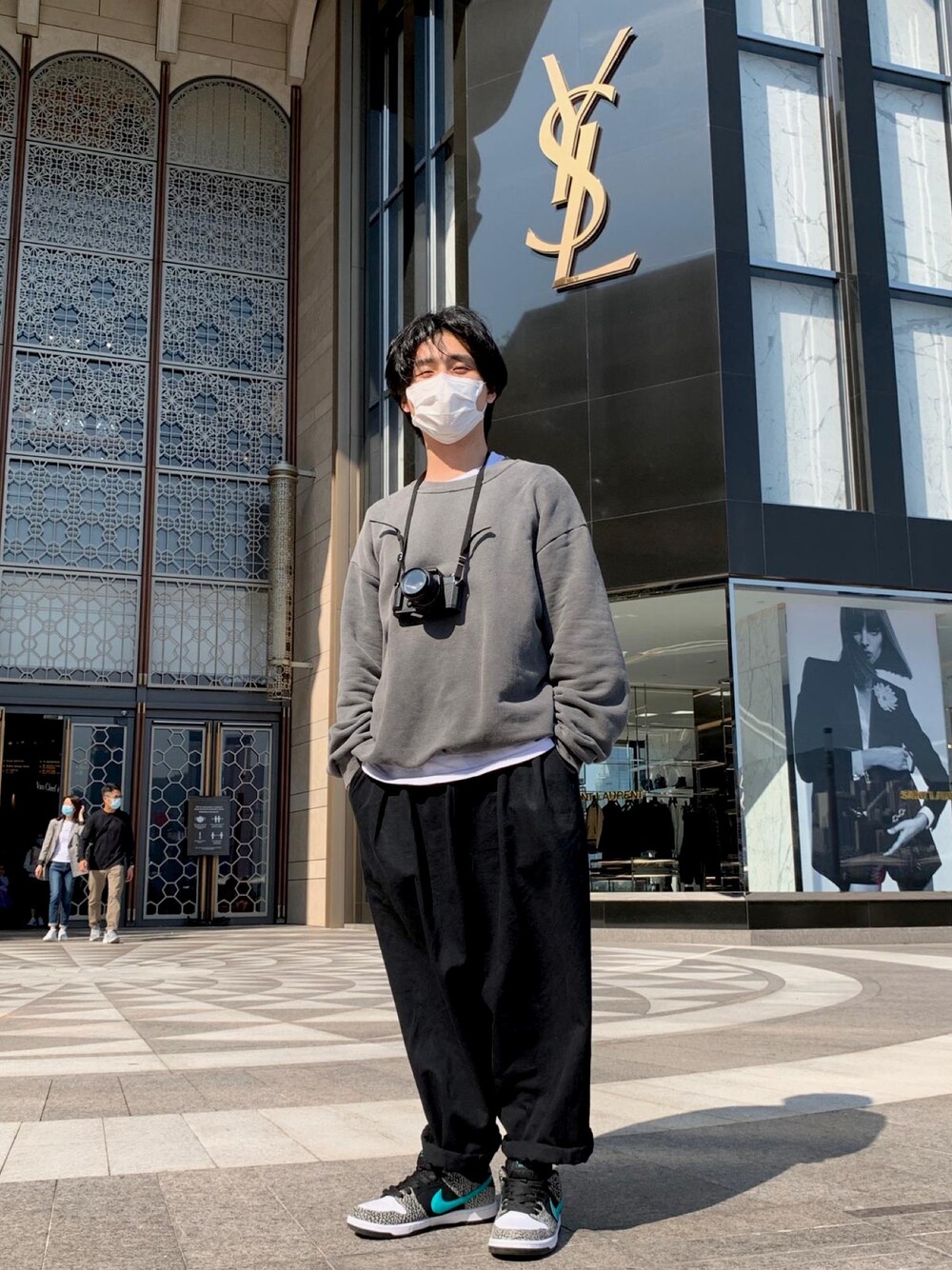 「raiderのアイテム（トップス、グレー系）」を使った、Raymond Fuさん（メンズ・170cm）の冬コーディネートの1枚目の写真