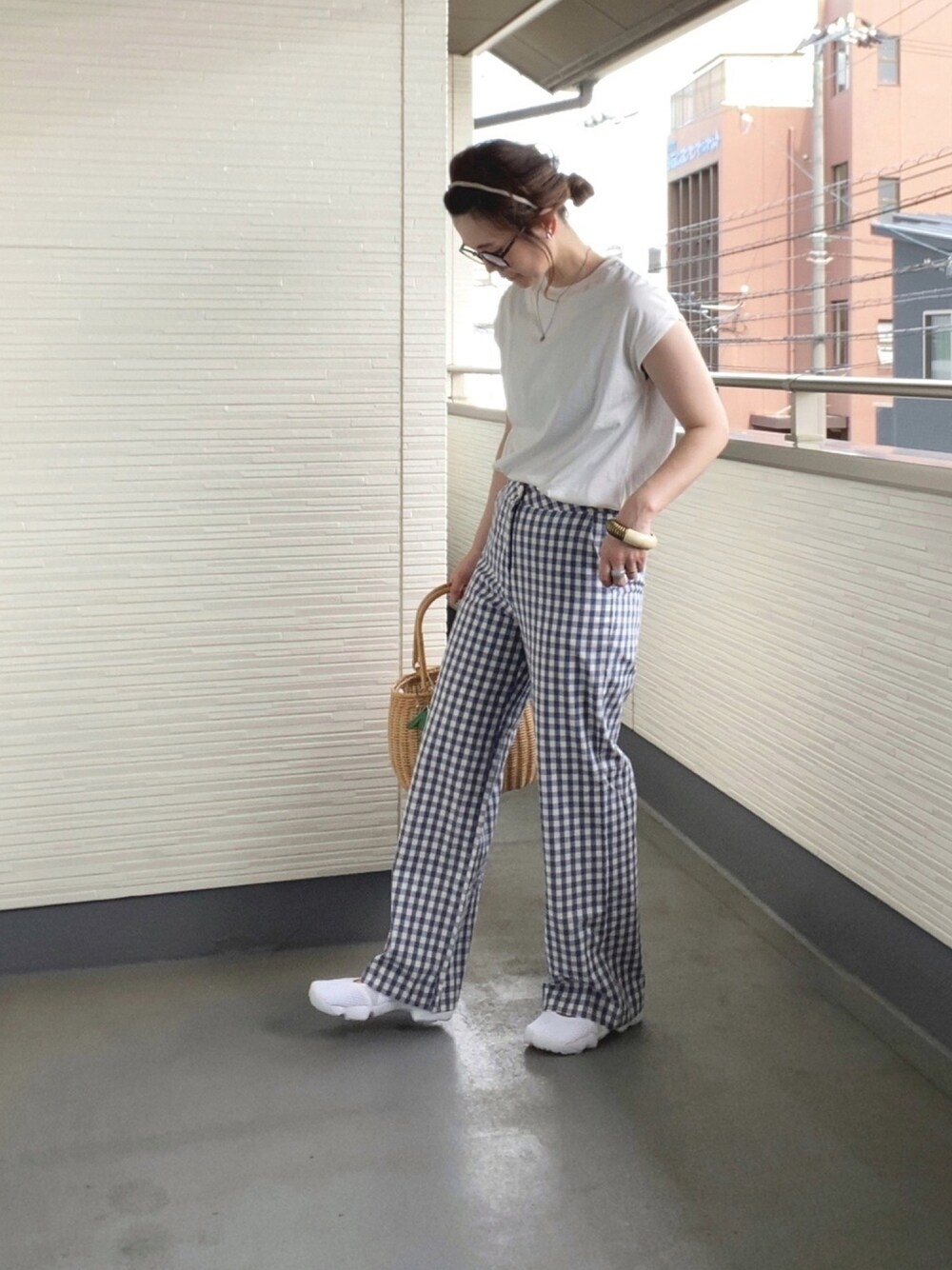 ホワイト系のTシャツ/カットソー、ブルー系のパンツ、ホワイト系のサンダルを着用したレディースの夏コーディネートの1枚目の写真