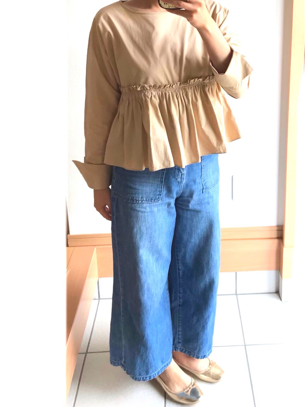 「ぽっちゃり、ぺプラムトップス、ちょいきれいめ、参観日コーデ、ママコーデ、ゴールドパンプス、ベージュ」｜「URBAN RESEARCH DOORSのウエストギャザー切替ブラウス（Tシャツ/カットソー、ベージュ系）」を使った、harmoinさん（レディース・155cm）の春コーディネートの1枚目の写真