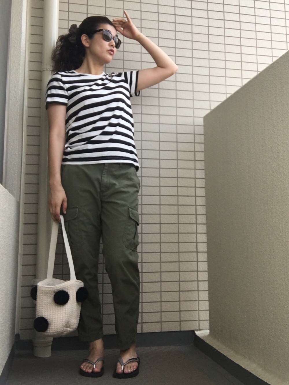 「カジュアルコーデ、ボーダートップス、無印良品、カーゴパンツ、ハワイアナス」｜「Ray-BanのRay-Ban - スクエアフレーム サングラス - unisex - アセテート - 56（サングラス、ブラック系）」を使った、somさん（レディース・161cm）の夏コーディネートの1枚目の写真