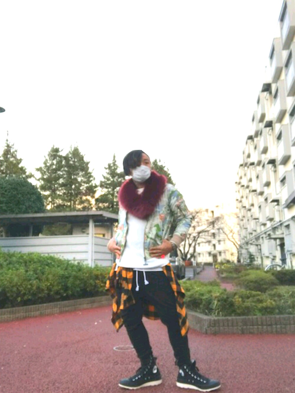 その他のMA-1、イエロー系のシャツ/ブラウス、ブラック系のパンツを着用したメンズの冬コーディネートの1枚目の写真