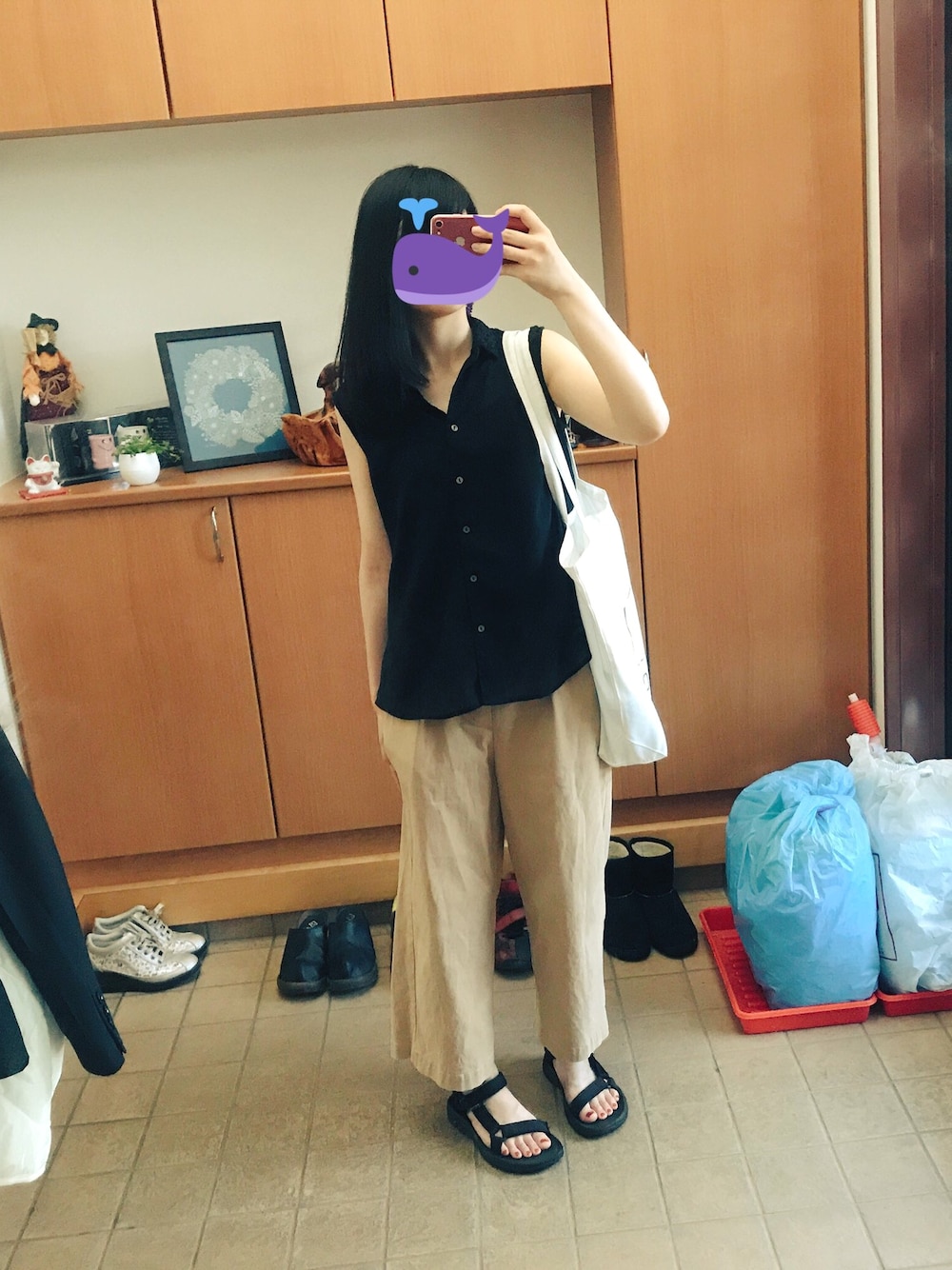 ブラック系のシャツ/ブラウス、ベージュ系のその他パンツ、ブラック系のサンダルを着用したレディースの夏コーディネートの1枚目の写真