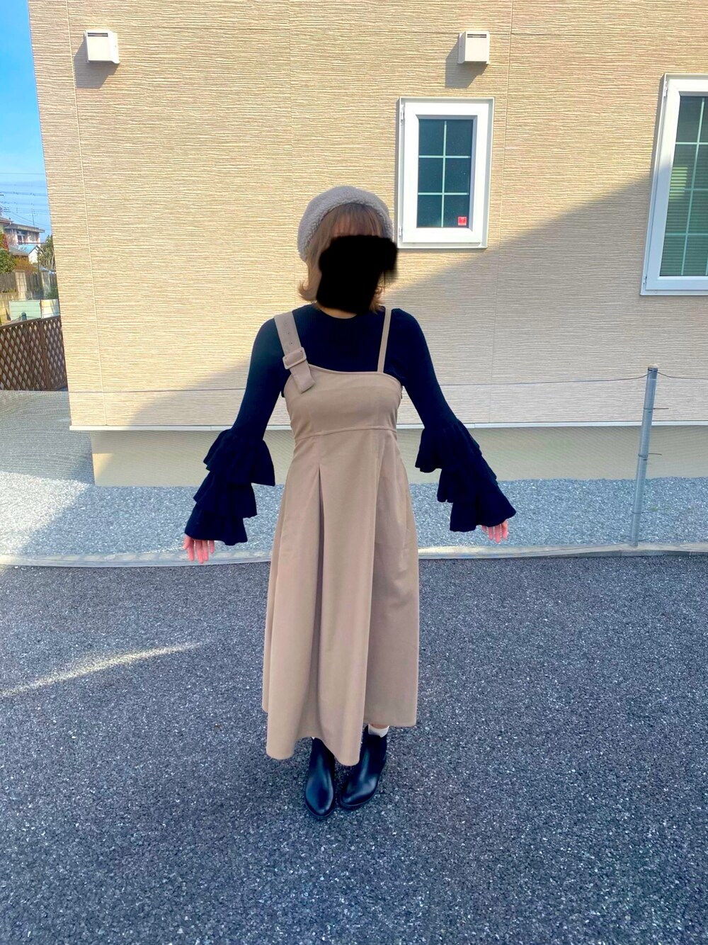 「休日スタイル、プチプラ、春、シンプルコーデ、ジャンパースカート、ベージュ、ベレー帽」｜「w closetのワンショルダー風ジャンスカ（ジャンパースカート、ブラウン系）」を使った、chiさん（レディース・167cm）の春コーディネートの1枚目の写真
