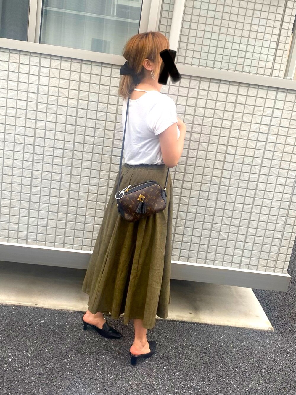 「シンプルコーデ、白Tシャツ、休日スタイル、高身長女子」｜「fifthのスエードフレアロングスカート/タフタスカート（スカート、グリーン系）」を使った、chiさん（レディース・169cm）の夏コーディネートの1枚目の写真