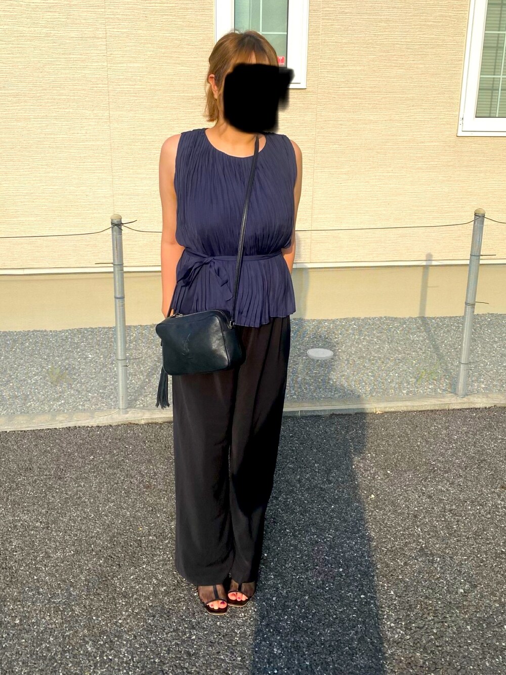「カジュアルコーデ、シンプルコーデ、ゆるコーデ、高身長女子、ショートヘア、休日スタイル」｜「SAINT LAURENT PARISのアイテム（ショルダーバッグ、ブラック系）」を使った、chiさん（レディース・169cm）の夏コーディネートの1枚目の写真