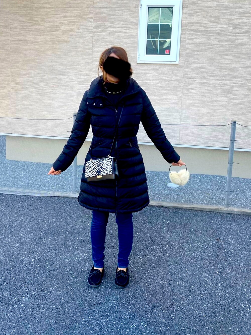 「今日のコーデ、冬コーデ、シンプル、ショルダーバッグ、高身長女子、肩幅広い族」｜「MONCLERのアイテム（ダウンジャケット/コート、ブラック系）」を使った、chiさん（レディース・169cm）の冬コーディネートの1枚目の写真