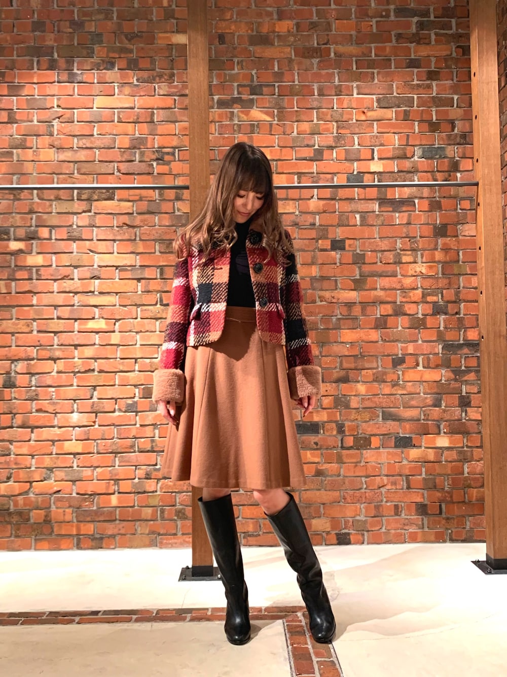 「膝丈スカート、大人可愛い、大人ガーリー、クレストブリッジ、crestbridge、BLUELABEL、クレストブリッジチェック、bluelabel clestbridge、ハラジュクハウス、ハラジュクハウス限定」｜「BLUE LABEL CRESTBRIDGEのアイテム（ジャケット/アウター、レッド系）」を使った、AYAKOさん（レディース・165cm）の秋コーディネートの1枚目の写真