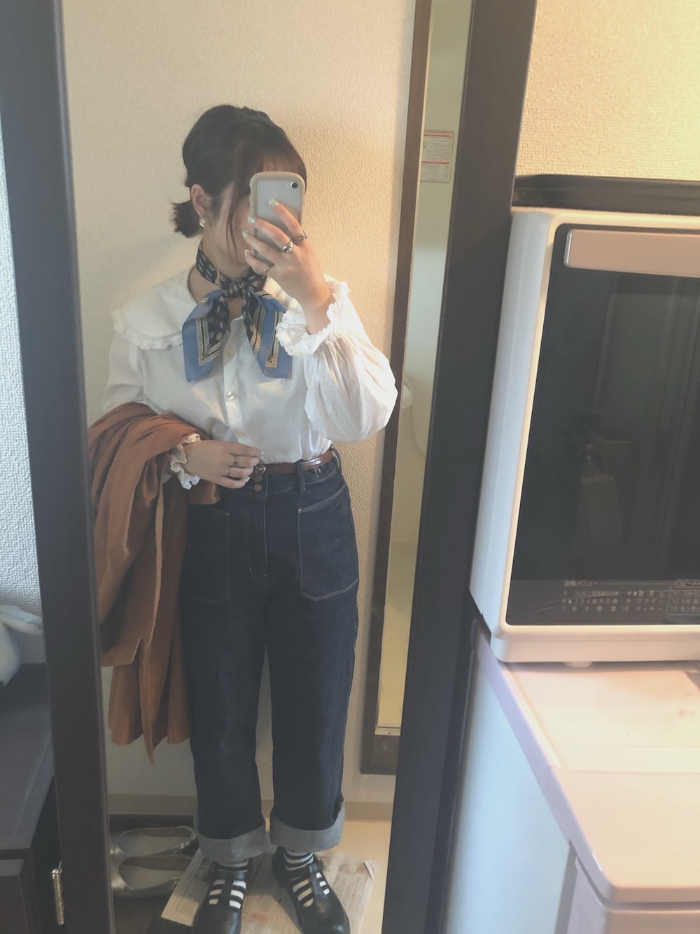 「白ブラウス、スカーフ、デニム、デニムパンツ、ボーダーソックス、ローファー、2019ss」｜「Ray BEAMSのRay BEAMS / ビックカラー クロップドブラウス（シャツ/ブラウス、ホワイト系）」を使った、つさん（レディース・157cm）の春コーディネートの1枚目の写真