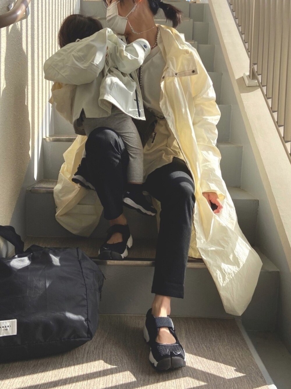 「むすこーで、ママコーデ、エアリフト、ベビーリフト、NIKE、モノトーン、リンクコーデ、スキニー」｜「NIKEのNIKE ナイキ WMNS AIR RIFT BR ウィメンズエアリフトBR 848386 001BK/CGRY（スニーカー、ブラック系）」を使った、uno.さん（レディース・155cm）の春コーディネートの1枚目の写真