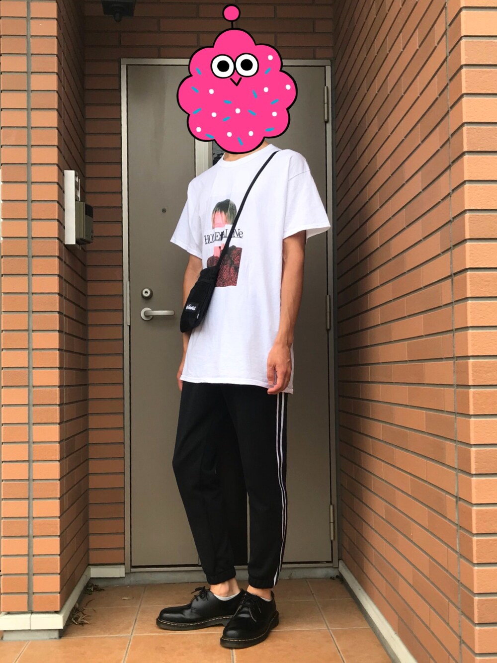 「ラインパンツ、MR.GENTLEMAN、サコッシュ、常滑、イオン」｜「CIAOPANICのアイテム（Tシャツ/カットソー、ホワイト系）」を使った、トッティさん（メンズ・178cm）の秋コーディネートの1枚目の写真
