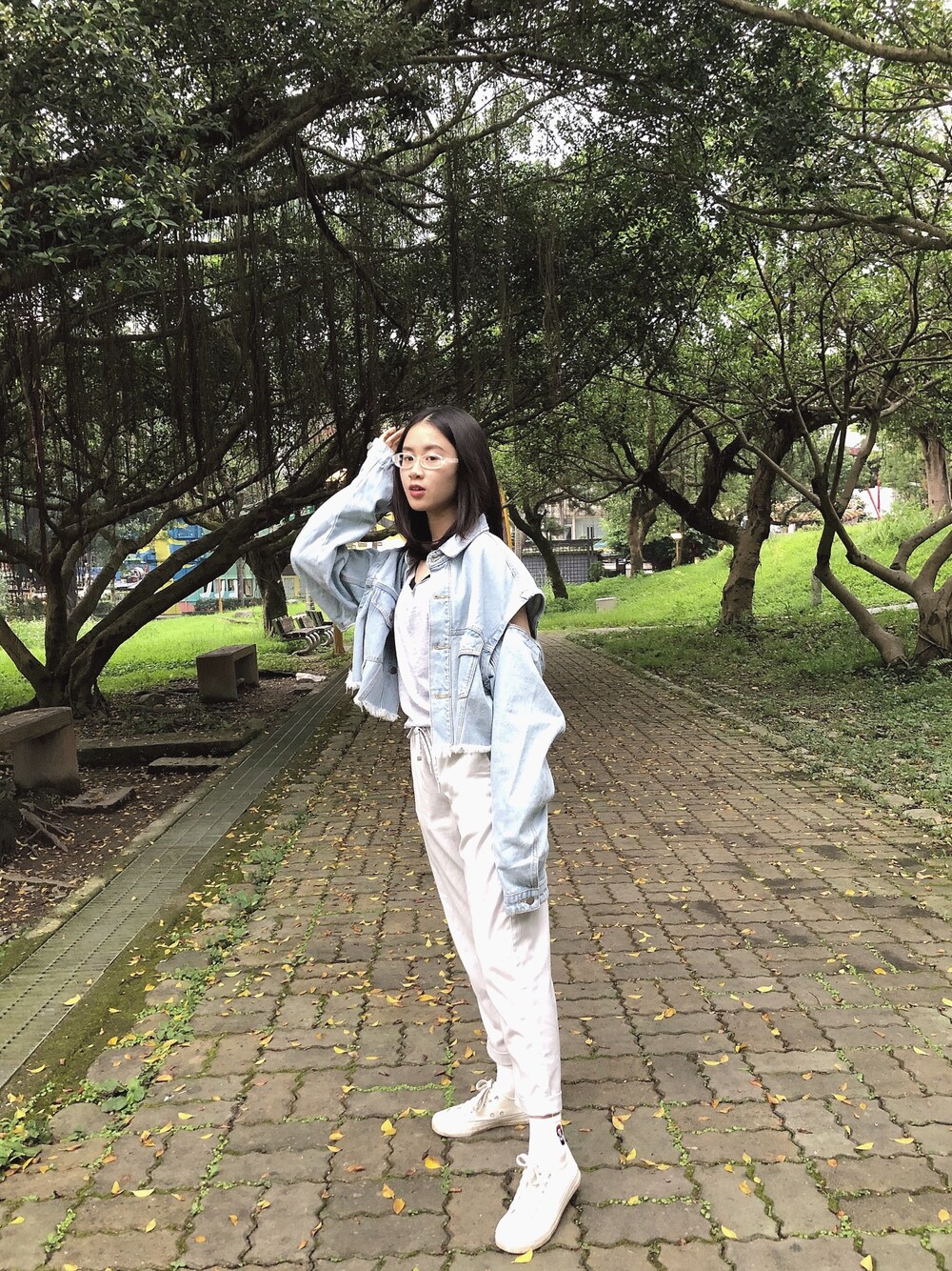 「ootd、夏、休閒搭配、丹寧、复古、宽松、fashion、model、park、WOMEN」｜「pixelcakeのアイテム（デニムジャケット、ブルー系）」を使った、aphrodite0201さん（レディース・156cm）の春コーディネートの1枚目の写真