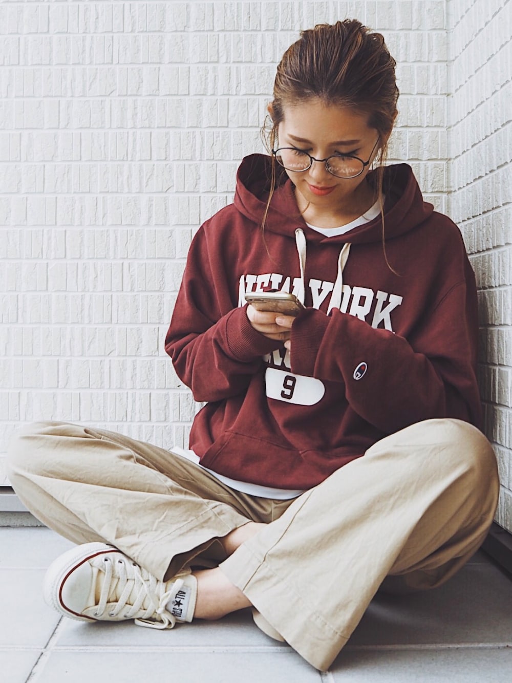 「秋のコーデ、カジュアル、ブラウン、ベージュ、プチプラ、Champion、スウェット、パーカー、チノパン、UNIQLO」｜「CONVERSEのCONVERSE ローカット（スニーカー、ホワイト系）」を使った、miさん（レディース・154cm）の秋コーディネートの1枚目の写真