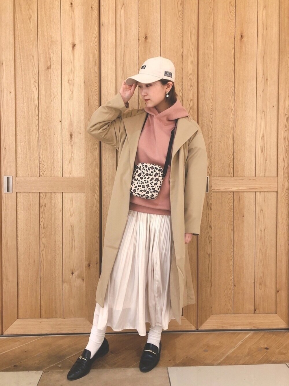 「おしゃれさんと繋がりたい、オトナカジュアル、ootd、プチプラコーデ、シンプル、トレンチコート、パステルカラー、ピンクコーデ、くすみピンク、スタッフセンバツ」｜「Green　Parksの・coquett ミニショルダー（ショルダーバッグ、その他）」を使った、ななの。さん（レディース・155cm）の冬コーディネートの1枚目の写真