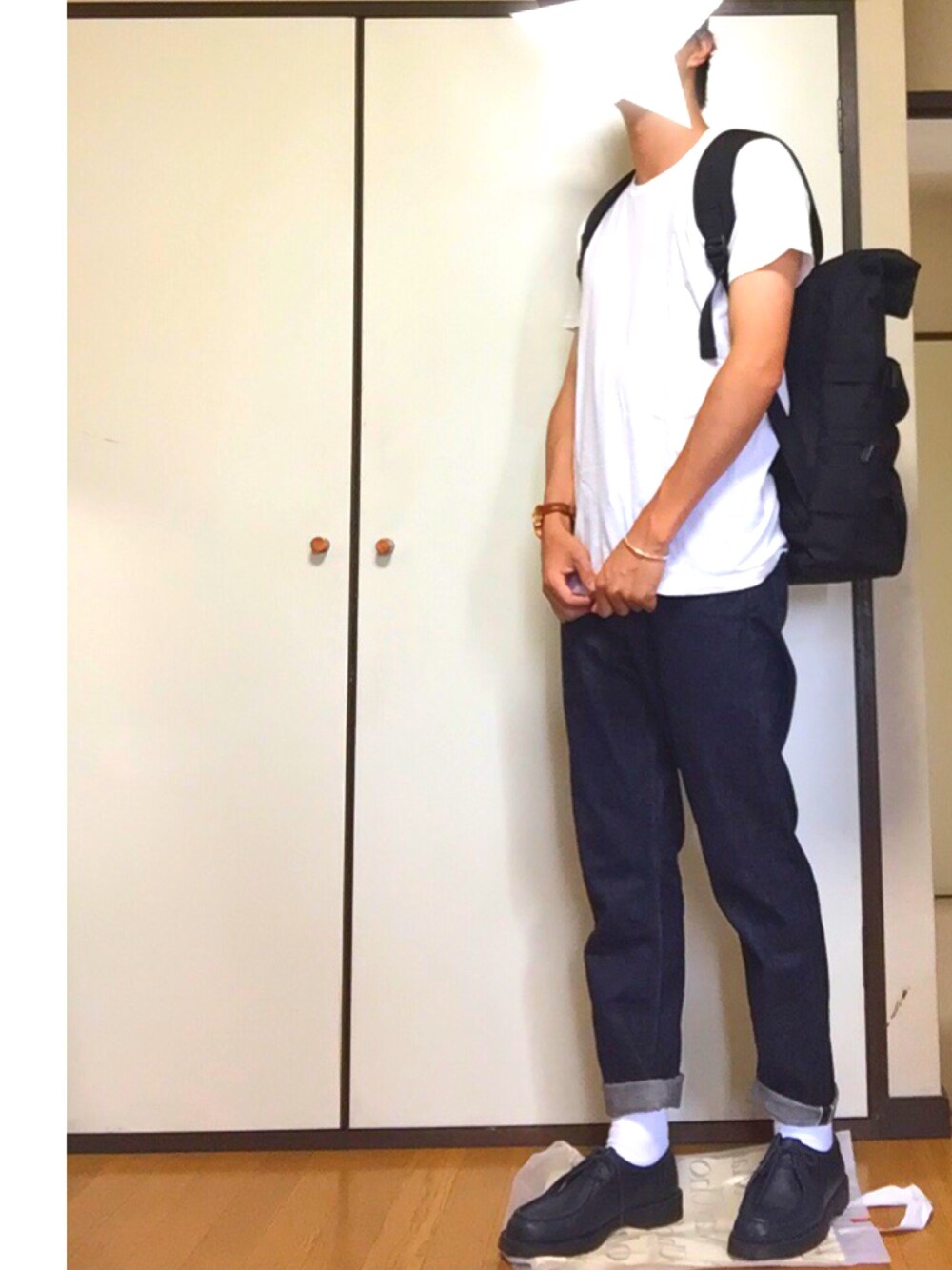 「シンプルコーデ、白Tシャツ、デニムパンツ、テーパードデニム、ジャパンブルージーンズ、JAPAN BLUE JEANS、マンハッタンポーテージ、Manhattan Portage、夏、革靴」｜「BROOKS BROTHERSのRed Fleece GF コットンジャージ ガーメントダイ Tシャツ（Tシャツ/カットソー、ホワイト系）」を使った、Babolatさん（メンズ・174cm）の夏コーディネートの1枚目の写真