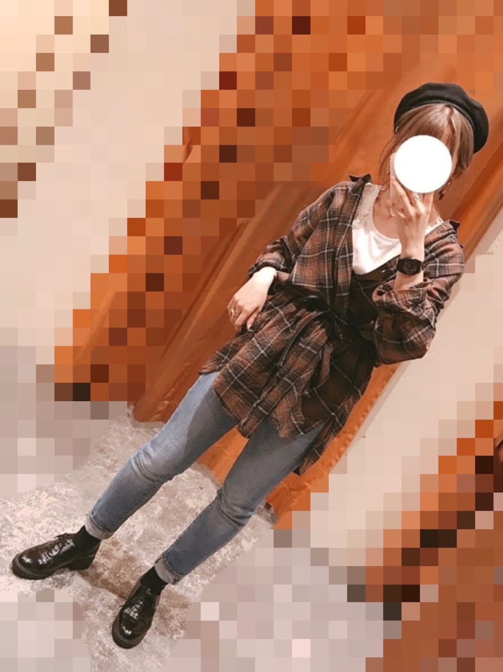 ブラウン系のシャツ/ブラウス、ブルー系のデニムパンツ、ブラック系のドレスシューズを着用したレディースの夏コーディネートの1枚目の写真