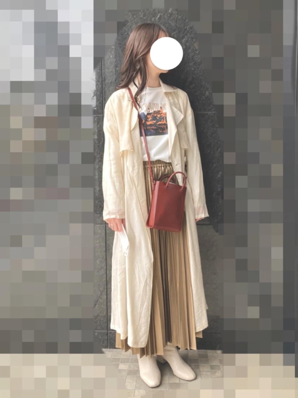 ブラウン系のショルダーバッグ、ベージュ系のトレンチコート、イエロー系のスカートを着用したレディースの春コーディネートの1枚目の写真